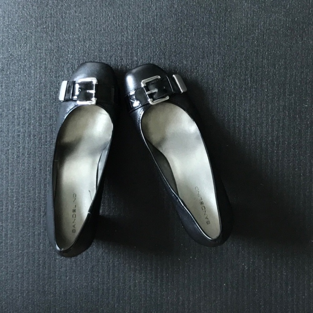 Black Bandolino pumps w silver buckle